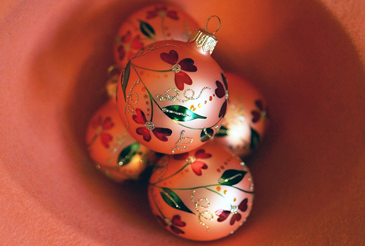 About Red Karawana, Christmas Balls