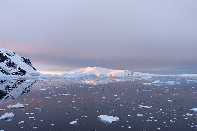 南极洲，Lemaire 海峡 在午夜