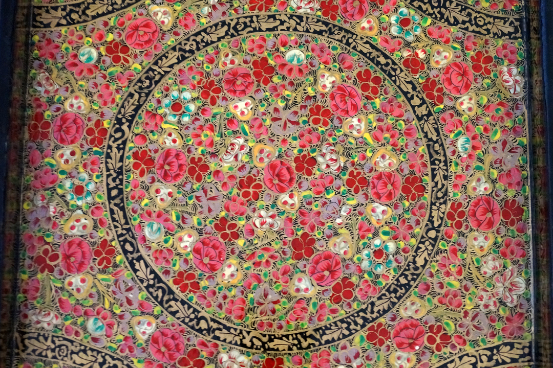 印度, 纸浆装饰性的托盘