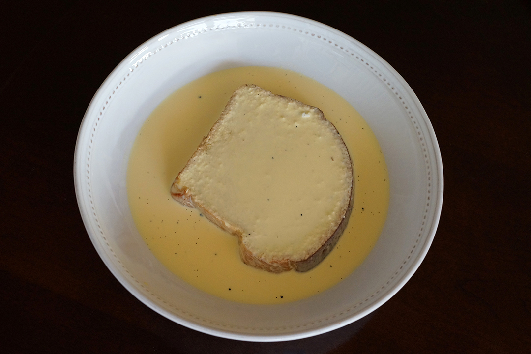 奶油蛋卷面包切片浸泡在奶油和蛋黄混合物