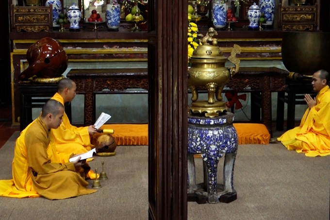 寺庙内祈祷的佛教僧侣